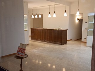 Negozio in Affitto a Thiene, zona pieno centro, 900€, 90 circa