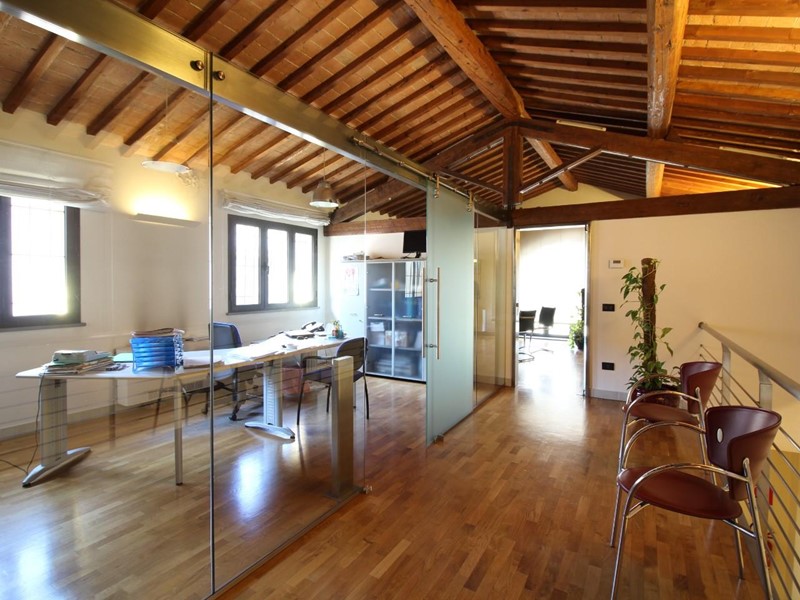 Ufficio in Vendita a Pontedera, 490'000€, 300 m²