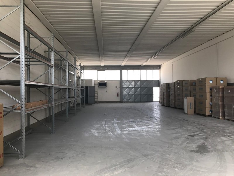 Capannone in Vendita a Casciana Terme Lari, zona Perignano, 165'000€, 306 m²