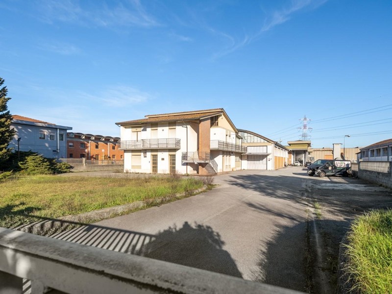 Capannone in Vendita a Bientina, 600'000€, 1380 m²