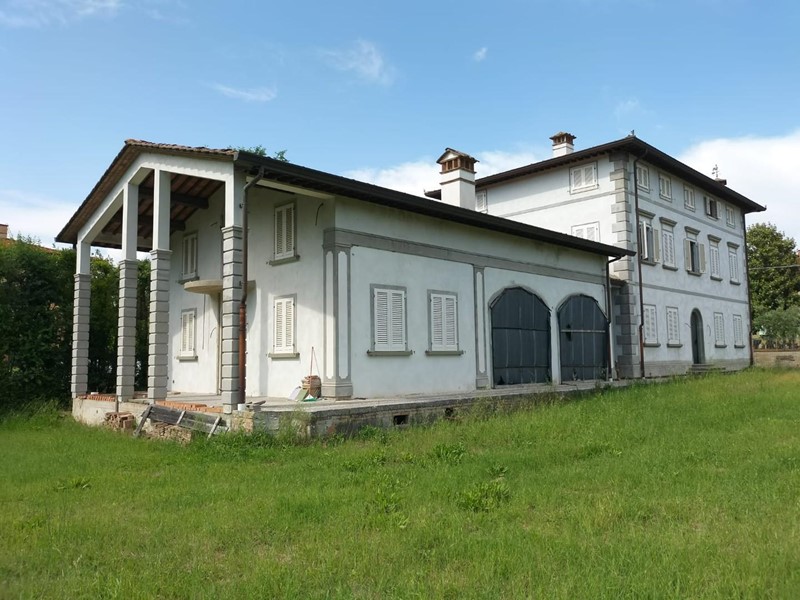 Villa in Vendita a Santa Maria a Monte, 390'000€, 570 m²