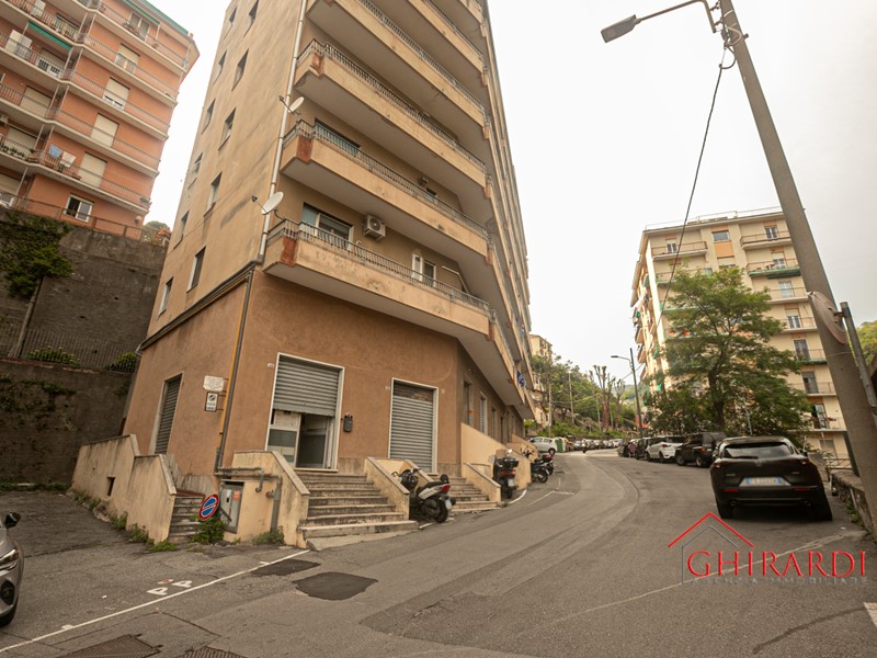 Immobile commerciale in Vendita a Genova, zona Sestri Ponente, 48'000€, 70 m²