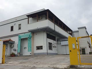 Capannone in Vendita a Bolognano, zona Piano D'Orta, 500 m², arredato