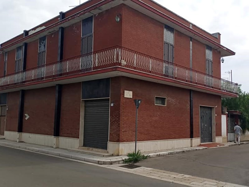 Appartamento in Vendita a Guagnano, zona Via V. Veneto 106, 140'000€, 400 m², con Box