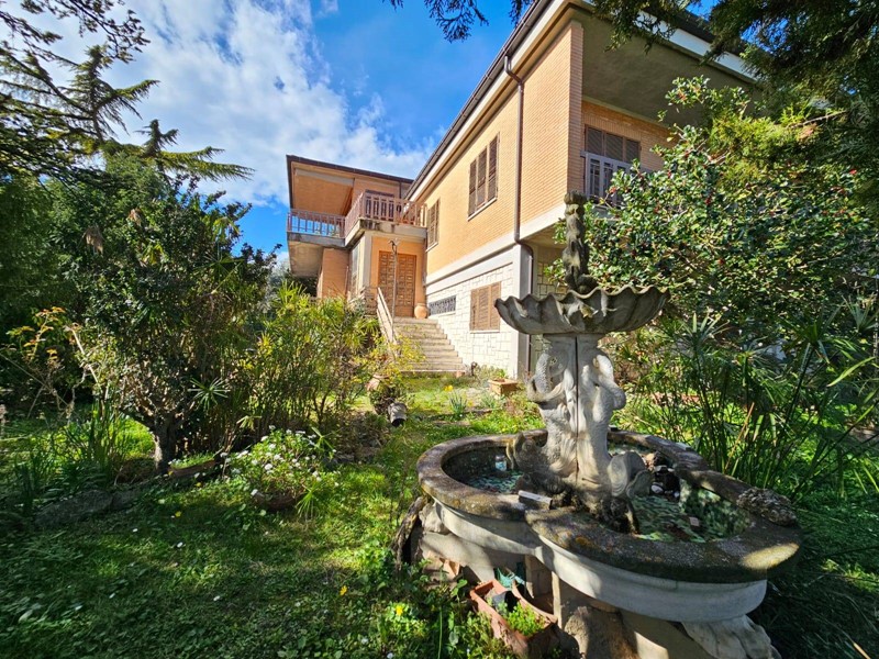 Villa in Vendita a Fermo, 495'000€, 520 m²