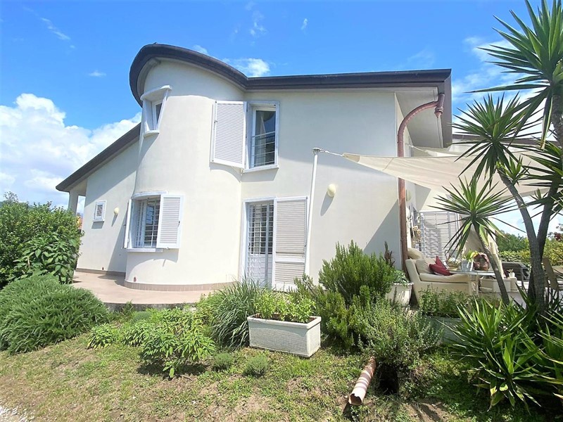 Villa in Vendita a Carrara, zona Marina di Carrara, 850'000€, 200 m², arredato