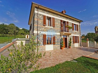 Villa in Vendita a Tresana, zona Careggia, 540'000€, 240 m², arredato