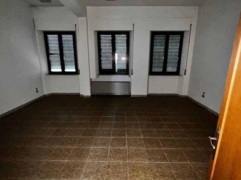 Ufficio in Vendita a Acri, 310'000€, 450 m²