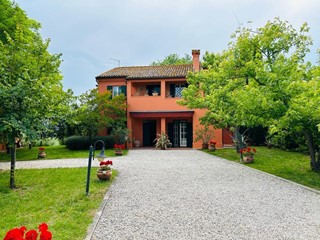 Casa Indipendente in Vendita a Ostra Vetere, 550'000€, 380 m²