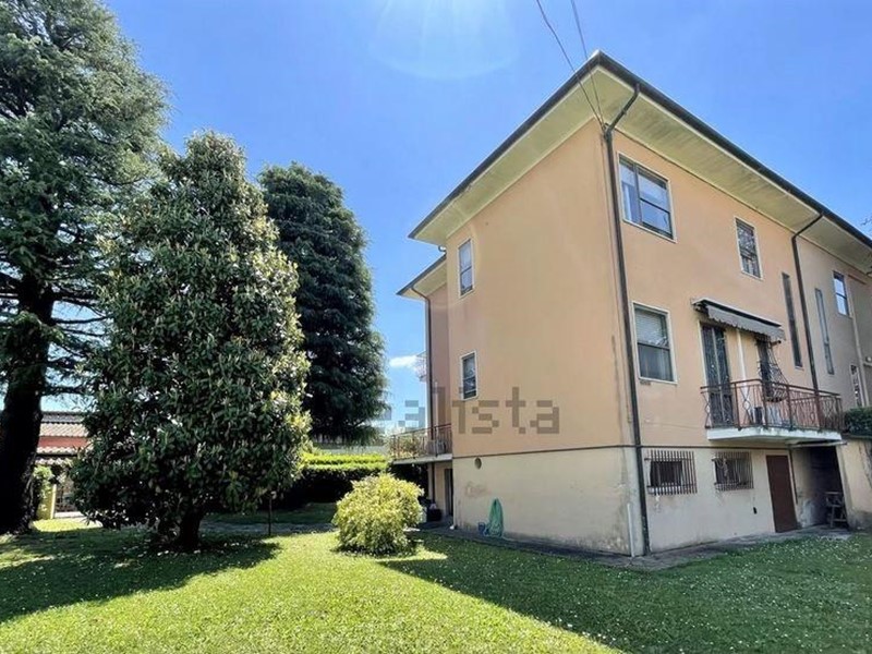 Villa bifamiliare in Vendita a Lucca, zona Antraccoli, 349'000€, 180 m², con Box