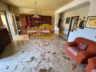 Appartamento in Vendita a Siracusa, zona Grottasanta - Tunisi, 105'000&euro;, 145 m²