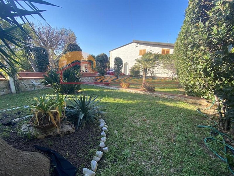 Villa in Vendita a Siracusa, zona Pizzuta, 430'000€, 400 m²