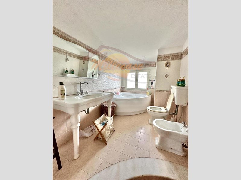 Villa in Vendita a Siracusa, zona Arenella, 220'000€, 300 m²