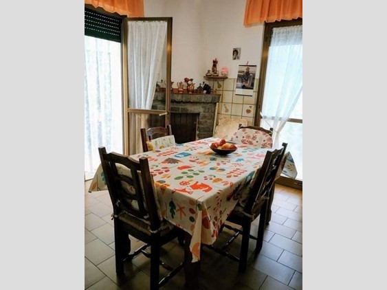 Casa Indipendente in Vendita a Montignoso, zona Cerreto, 295'000€, 130 m²