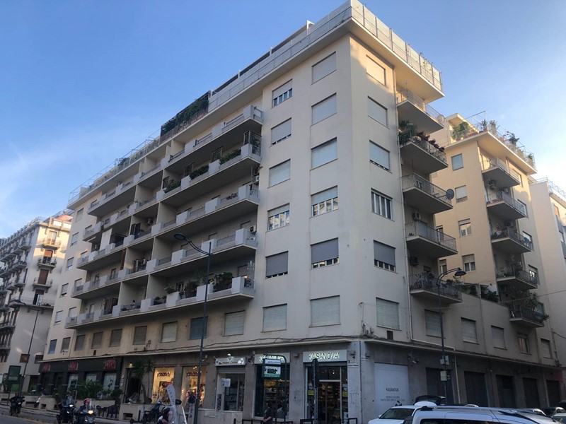 Appartamento in Vendita a Palermo, zona Libertà - Villabianca - De Gasperi - Croce Rossa - Sciuti - Politeama, 395'000€, 250 m²