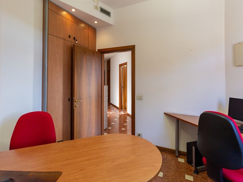 Ufficio in Affitto a Pordenone, zona Centro storico, 1'500€, 170 m²