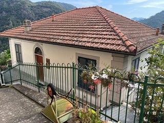 Casa Indipendente in Vendita a Castiglione Chiavarese, zona San Pietro Di Frascati, 145'000€, 150 m²