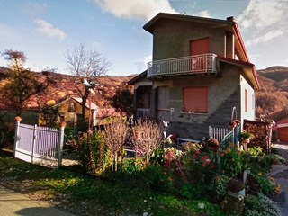 Villa in Vendita a Bardi, zona Liveglia, 65'000&euro;, 300 m²