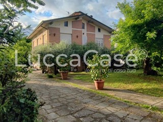 Villa in Vendita a Capannori, zona San Leonardo In Treponzio, 250'000€, 245 m², con Box