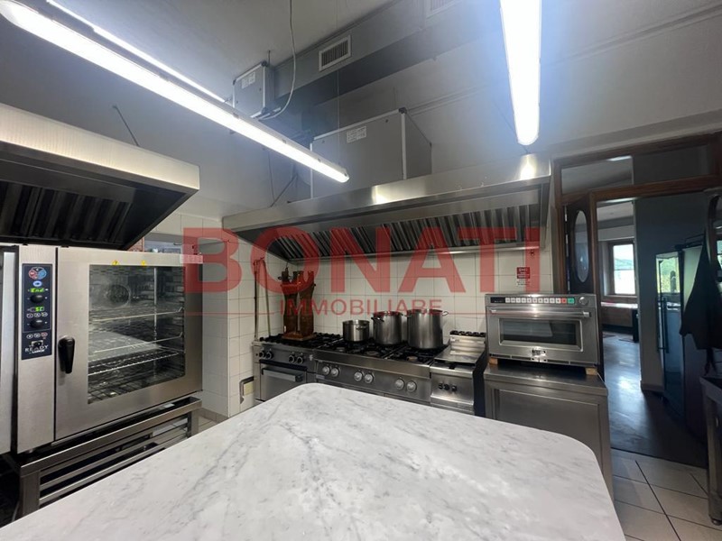 Attività commerciale in Vendita a Luni, 250 m²