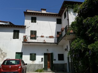 Casa Semi Indipendente in Vendita a Lucca, zona Marlia, 230'000€, 210 m², con Box