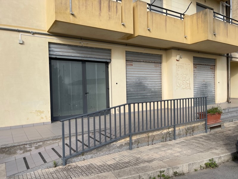 Immobile commerciale in Vendita a Modica, zona FRIGINTINI, 450'000€, 400 m²