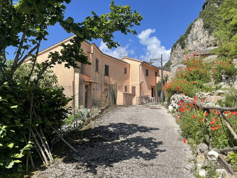 Appartamento in Vendita a Cerreto di Spoleto, zona Triponzo, 160'000€, 500 m²