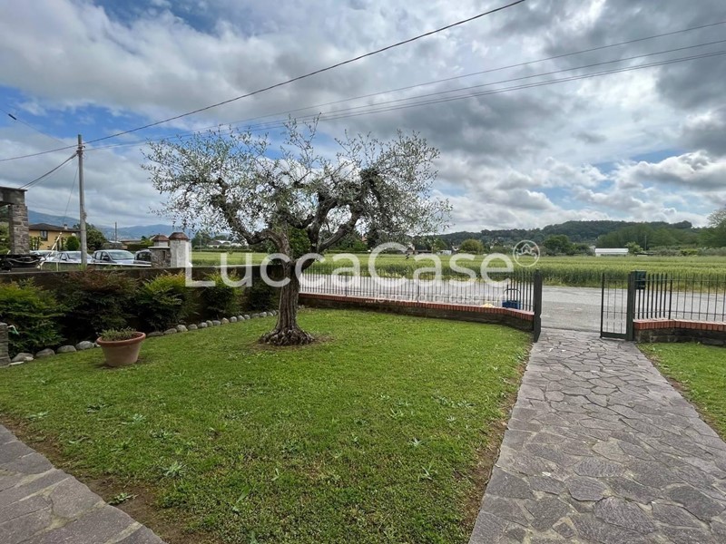 Villa in Vendita a Porcari, 450'000€, 130 m², con Box