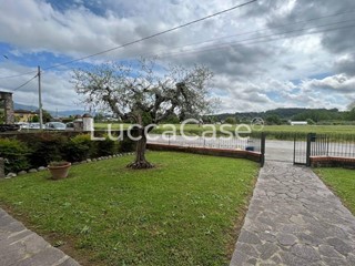 Villa in Vendita a Porcari, 450'000€, 130 m², con Box