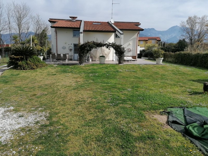 Villa in Vendita a Carrara, zona Marina di Carrara, 850'000€, 200 m²