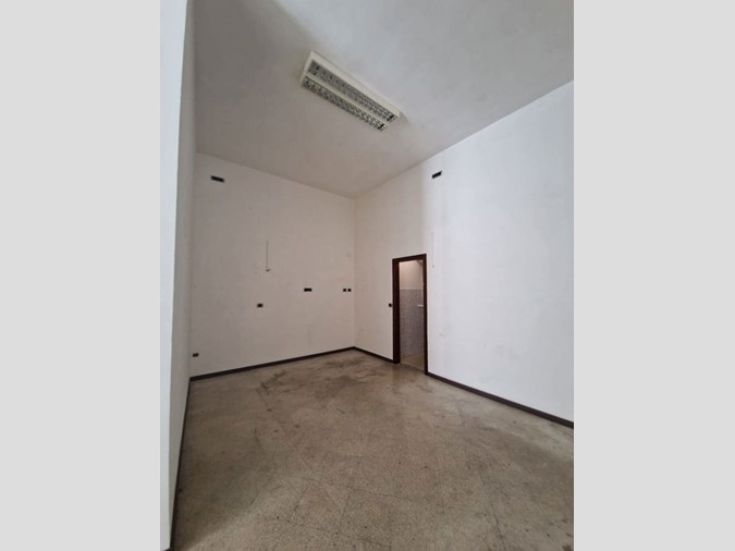 Negozio in Affitto a Brindisi, 900€, 80 m²