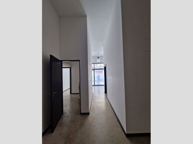 Negozio in Affitto a Brindisi, 650€, 80 m²