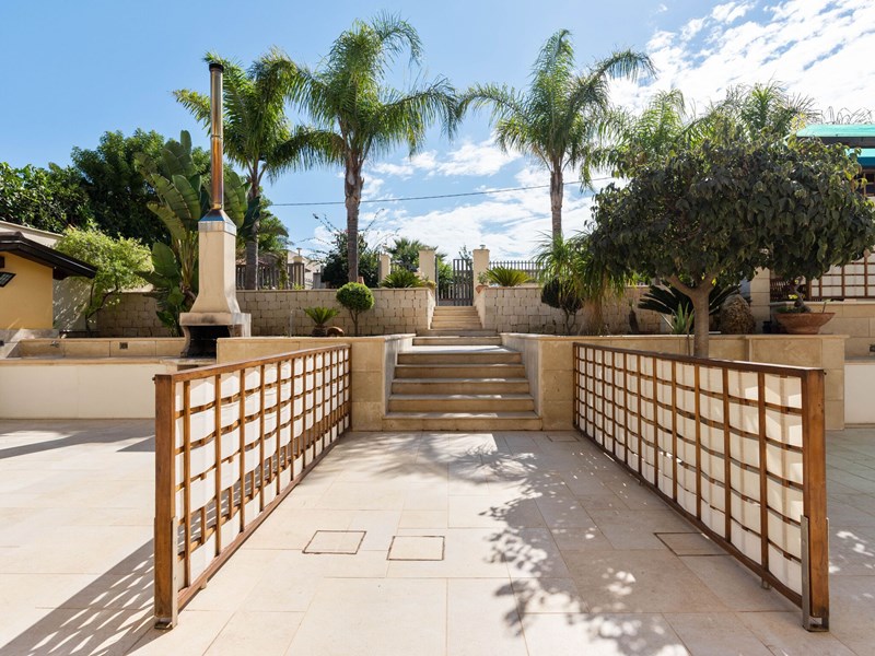 Villetta a schiera in Affitto a Noto, zona SAN.LORENZO, 900 m², arredato