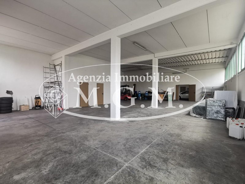 Capannone in Vendita a Castelfranco di Sotto, 240'000€, 380 m²