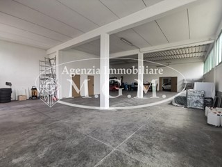 Capannone in Vendita a Castelfranco di Sotto, 240'000€, 380 m²