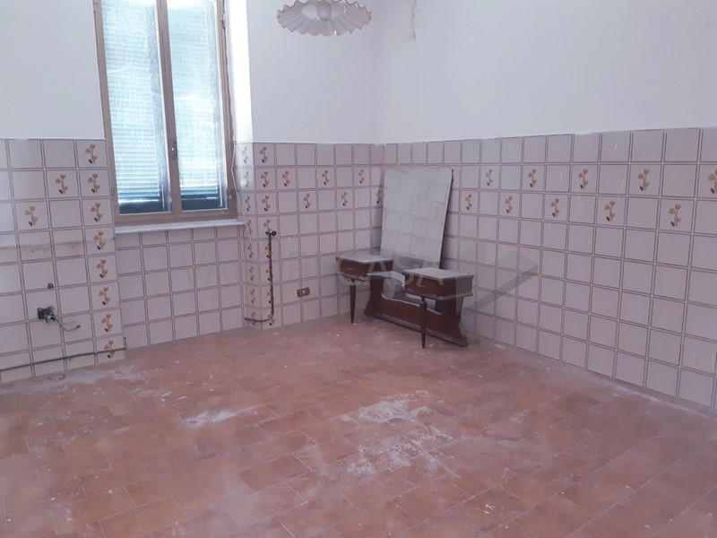Trilocale in Vendita a Carrara, zona Bedizzano, 58'000€, 75 m²