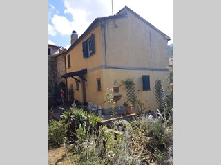 Casa Indipendente in Vendita a Luni, zona Annunziata, 295'000€, 137 m²