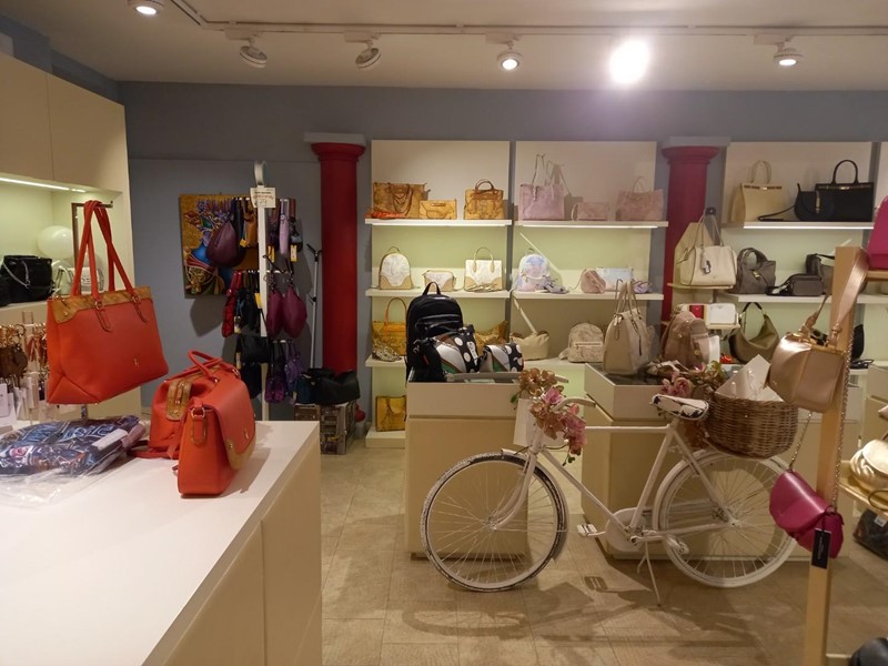 Attività commerciale in Vendita a Poggibonsi, 50'000€, 110 m²