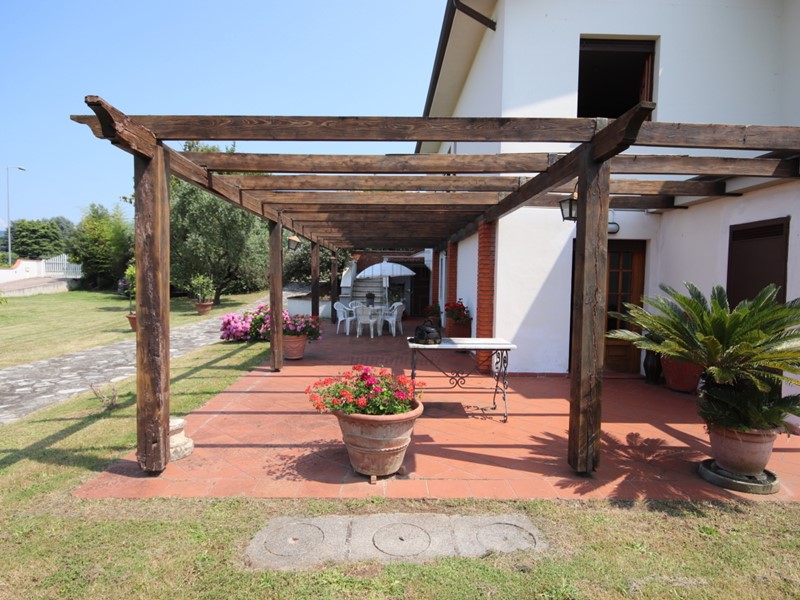 Villa in Vendita a Capannori, 395'000€, 264 m²