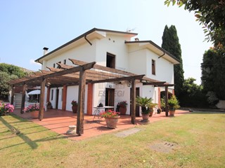 Villa in Vendita a Capannori, 395'000€, 264 m²