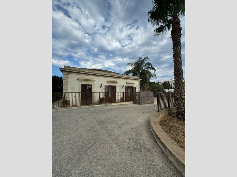 Casa Indipendente in Vendita a Siracusa, 450'000&euro;, 250 m²