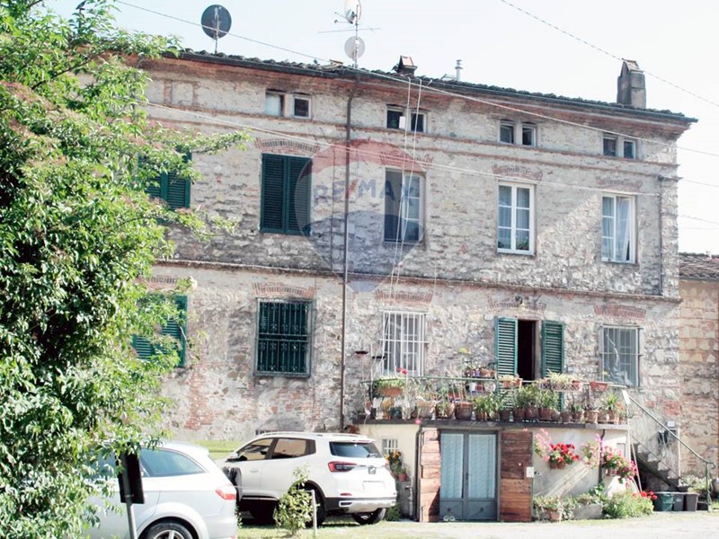 Casa Semi Indipendente in Vendita a Lucca, zona Nozzano, 168'500€, 220 m²