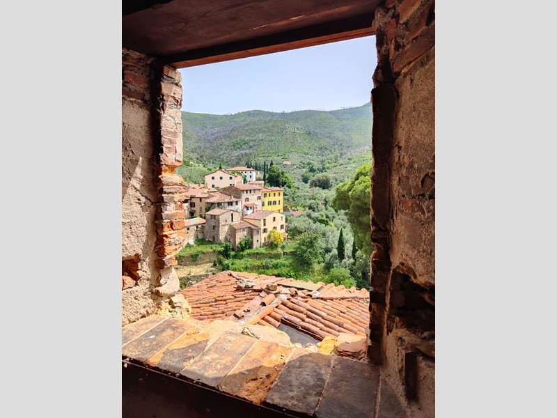 Casale in Vendita a Calci, zona Montemagno, 260'000€, 530 m²