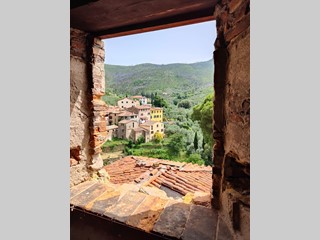 Casale in Vendita a Calci, zona Montemagno, 260'000€, 530 m²