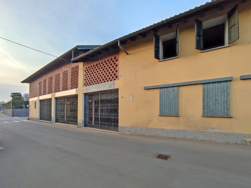 Negozio in Vendita a Varallo Pombia, 75'000€, 160 m²