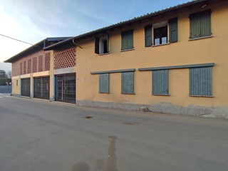 Negozio in Vendita a Varallo Pombia, 75'000€, 160 m²