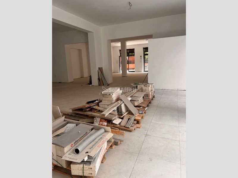 Capannone in Affitto a Pescara, zona Corso Vittorio Emanuele, 2'500€, 220 m²