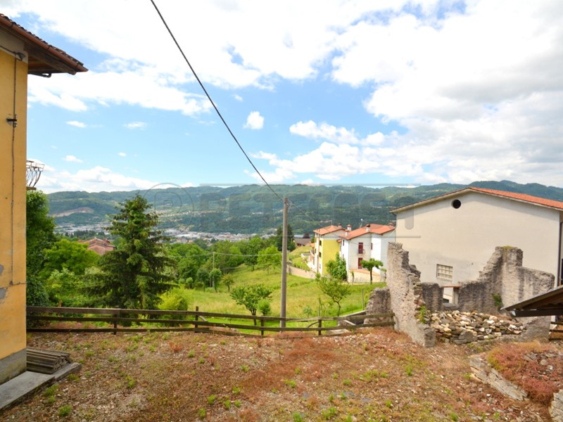 Casa Semi Indipendente in Vendita a Valdagno, zona COLLINARE, 25'000€, 257 m², con Box