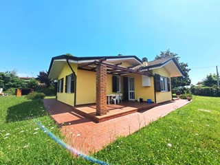 Villa in Vendita a Massa, zona Marina di Massa, 499'000€, 120 m²