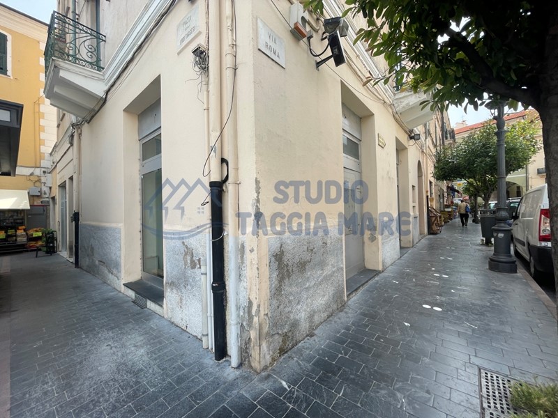 Immobile commerciale in Vendita a Taggia, zona Arma Di Taggia, 200'000€, 180 m²